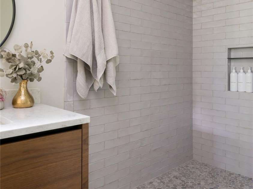 13 Tulip Poplar Trail, Asheville, NC 28804.  MLS# CAR4352728, YatesRealty ID 21170. Primary on main shower