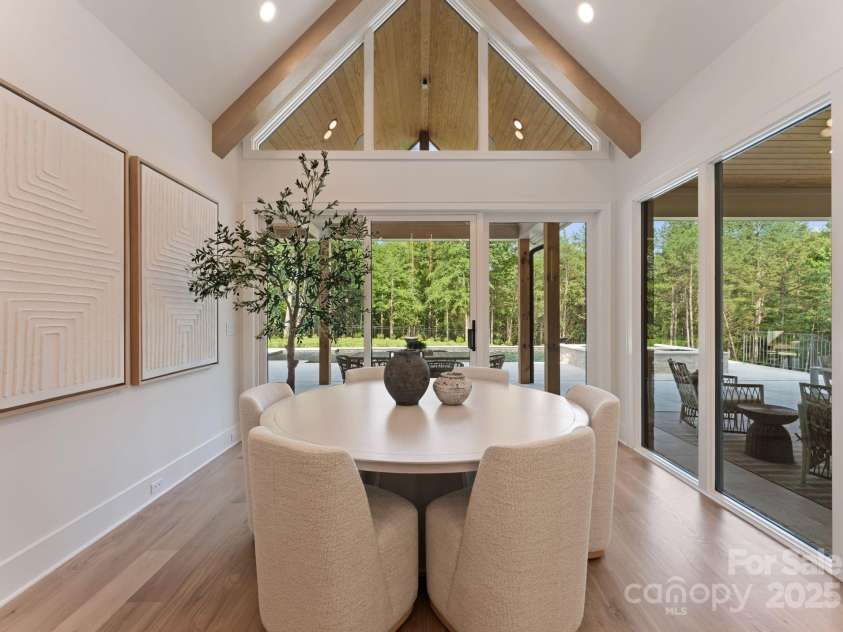 15037 June Washam Road, Davidson, NC 28036.  MLS# CAR4268834, YatesRealty ID 21172. Breakfast Nook