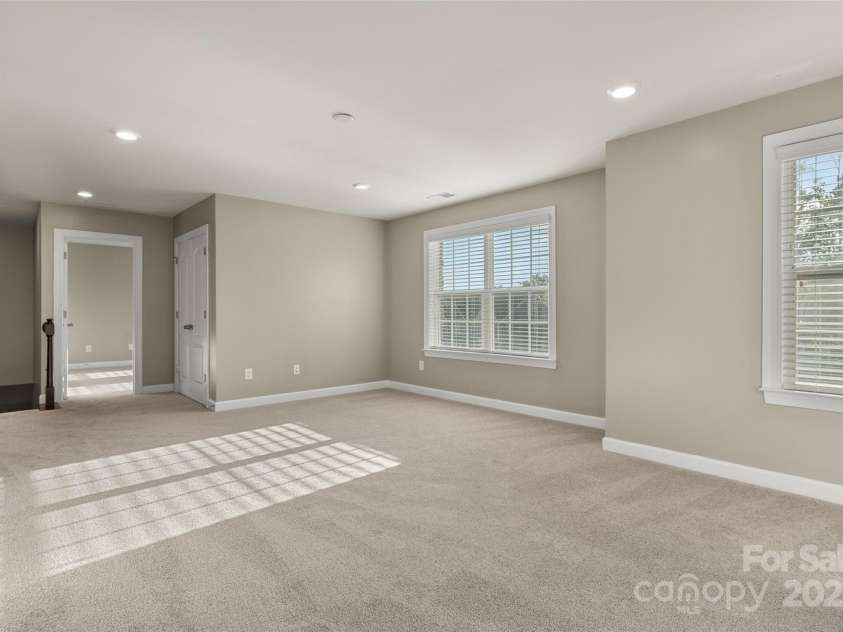 16001 Arabian Mews Lane, Charlotte, NC 28278.  MLS# CAR4298633, YatesRealty ID 21172. HUGE loft 2nd level