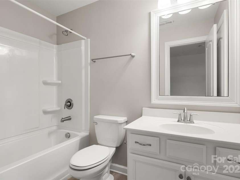 16001 Arabian Mews Lane, Charlotte, NC 28278.  MLS# CAR4298633, YatesRealty ID 21172. Loft 3rd level bathroom
