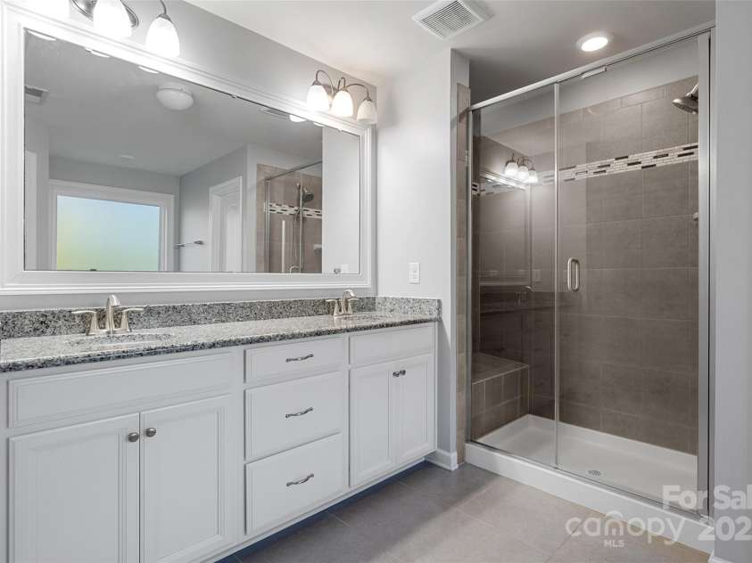 16001 Arabian Mews Lane, Charlotte, NC 28278.  MLS# CAR4298633, YatesRealty ID 21172. Primary bath