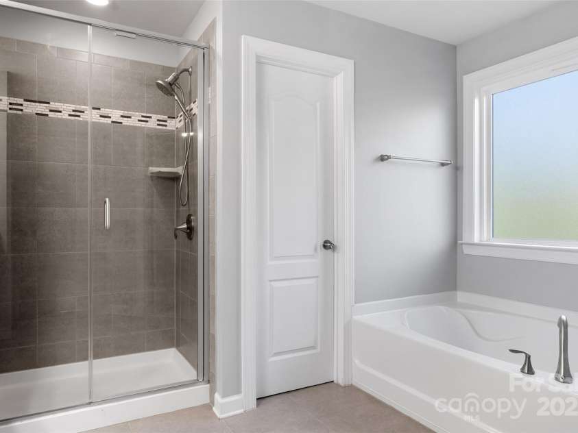 16001 Arabian Mews Lane, Charlotte, NC 28278.  MLS# CAR4298633, YatesRealty ID 21172. Primary bath