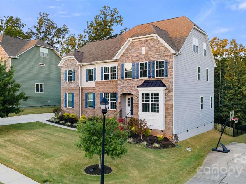 16001 Arabian Mews Lane, Charlotte, NC 28278.  MLS# CAR4298633, YatesRealty ID 21172. Side view