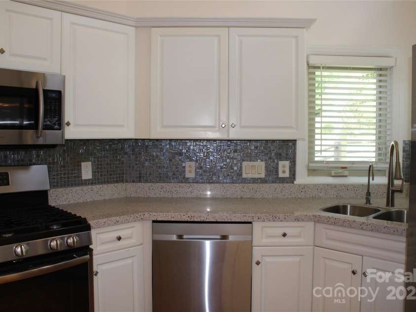 14621 Waterside Drive, Charlotte, NC 28278.  MLS# CAR4255506, YatesRealty ID 21173. 