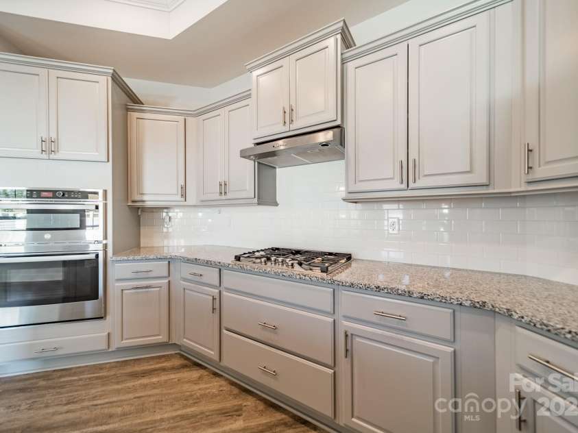 1005 Headwaters Court, Matthews, NC 28104.  MLS# CAR4233423, YatesRealty ID 21177. Gormet kitchen with gas burning stove top