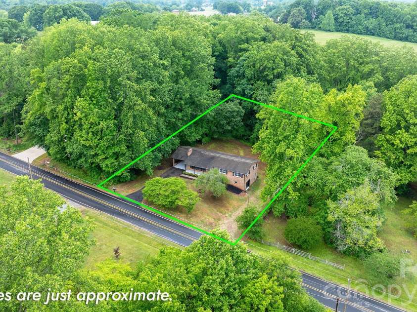 1871 Crestview Drive, Newton, NC 28658.  MLS# CAR4379075, YatesRealty ID 21177. Approximate Lot Lines