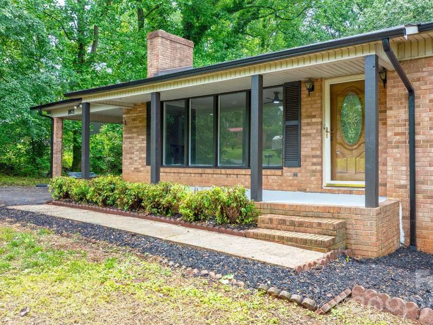1871 Crestview Drive, Newton, NC 28658.  MLS# CAR4379075, YatesRealty ID 21177. Front Porch