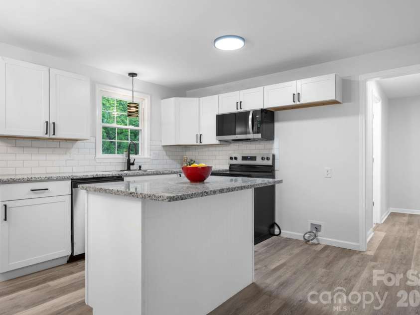 1871 Crestview Drive, Newton, NC 28658.  MLS# CAR4379075, YatesRealty ID 21177. Kitchen