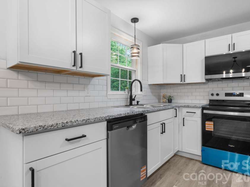 1871 Crestview Drive, Newton, NC 28658.  MLS# CAR4379075, YatesRealty ID 21177. Kitchen