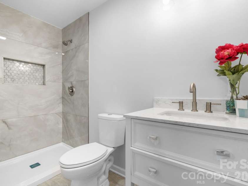 1871 Crestview Drive, Newton, NC 28658.  MLS# CAR4379075, YatesRealty ID 21177. Primary Bath