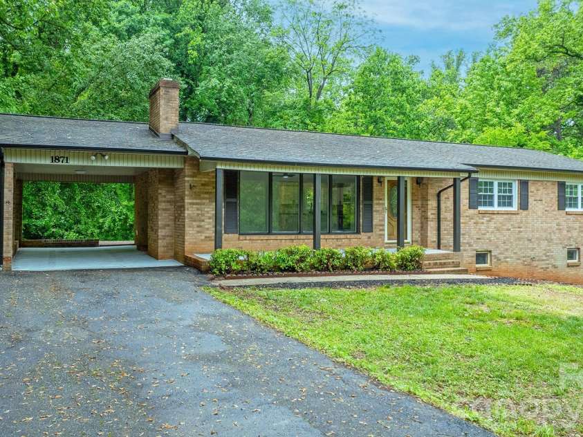 1871 Crestview Drive, Newton, NC 28658.  MLS# CAR4379075, YatesRealty ID 21177. Welcome Home!