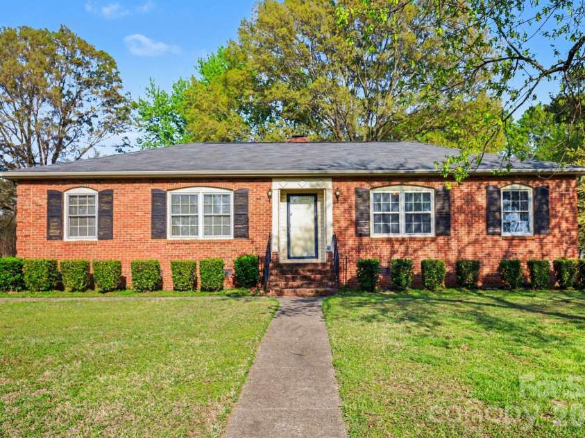 2627 Scarlet Circle, Charlotte, NC 28273.  MLS# CAR4362023, YatesRealty ID 21178. 