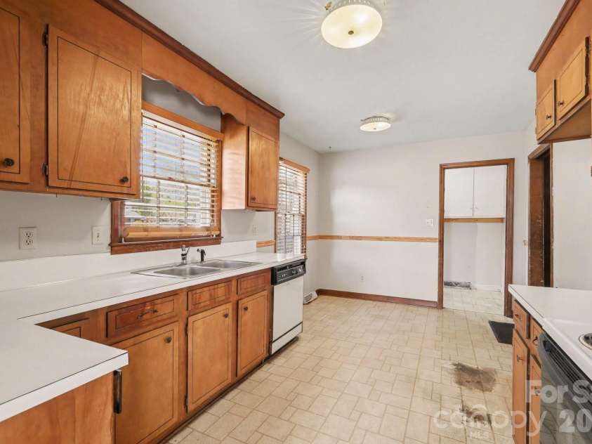 2627 Scarlet Circle, Charlotte, NC 28273.  MLS# CAR4362023, YatesRealty ID 21178. 