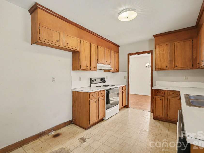 2627 Scarlet Circle, Charlotte, NC 28273.  MLS# CAR4362023, YatesRealty ID 21178. 