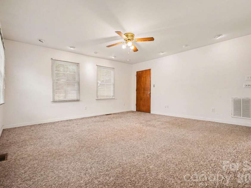 2627 Scarlet Circle, Charlotte, NC 28273.  MLS# CAR4362023, YatesRealty ID 21178. 