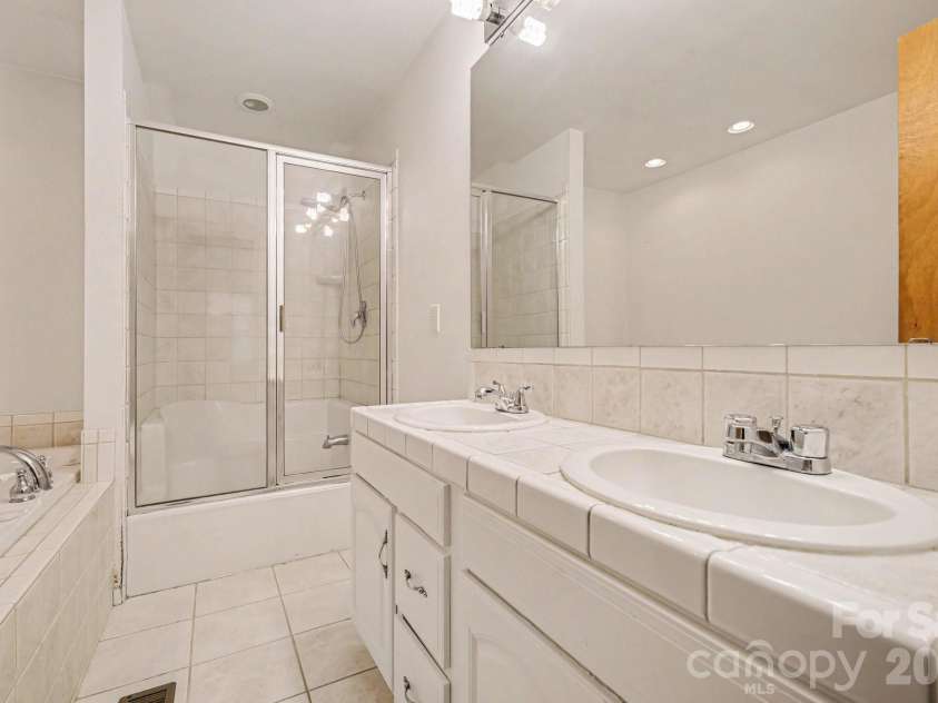 2627 Scarlet Circle, Charlotte, NC 28273.  MLS# CAR4362023, YatesRealty ID 21178. 