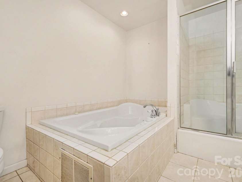 2627 Scarlet Circle, Charlotte, NC 28273.  MLS# CAR4362023, YatesRealty ID 21178. 