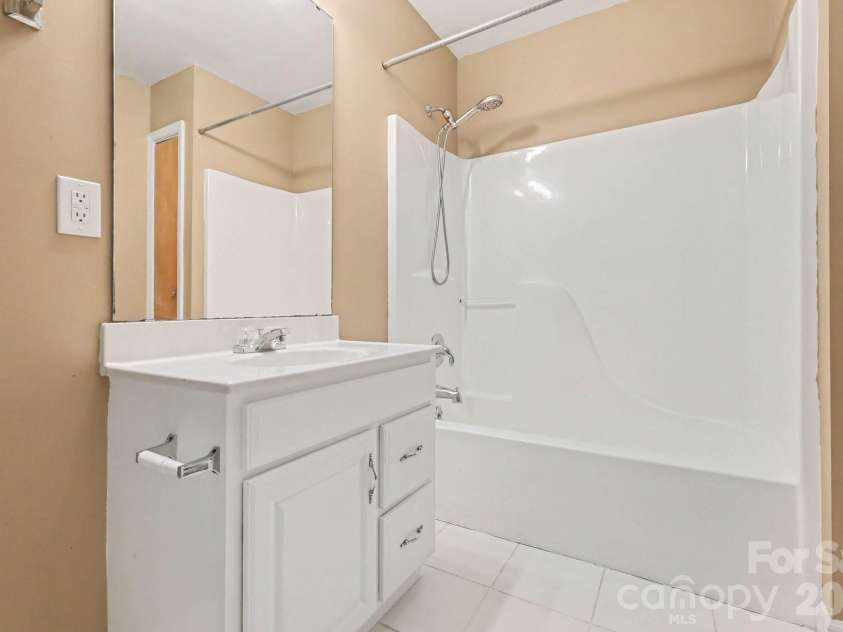 2627 Scarlet Circle, Charlotte, NC 28273.  MLS# CAR4362023, YatesRealty ID 21178. 
