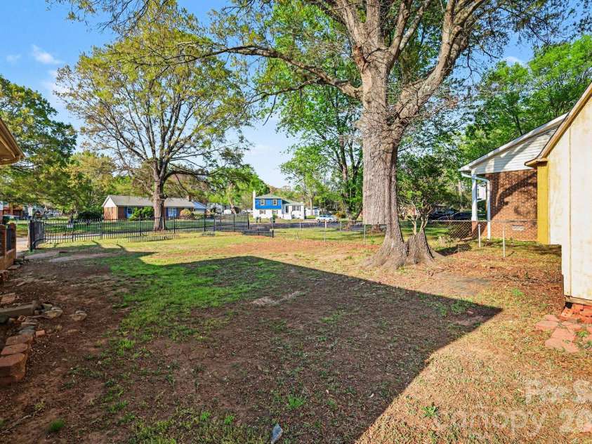 2627 Scarlet Circle, Charlotte, NC 28273.  MLS# CAR4362023, YatesRealty ID 21178. 
