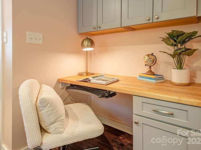 199 Pennsylvania Avenue, Asheville, NC 28806.  MLS# CAR4266947, YatesRealty ID 21180. 