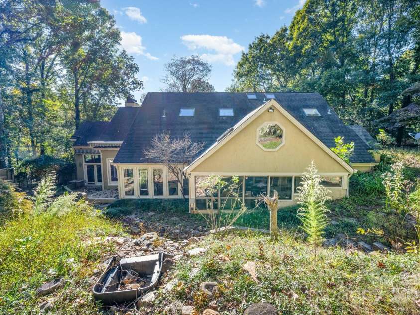 2116 8th Street Drive, Hickory, NC 28601.  MLS# CAR4311833, YatesRealty ID 21181. 