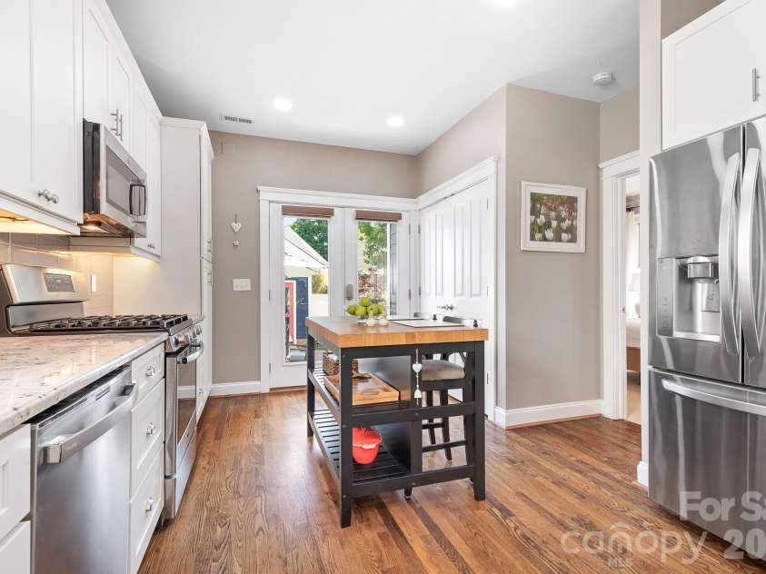 17624 Invermere Avenue, Huntersville, NC 28078.  MLS# CAR4377250, YatesRealty ID 21182. Kitchen overlooking the yard