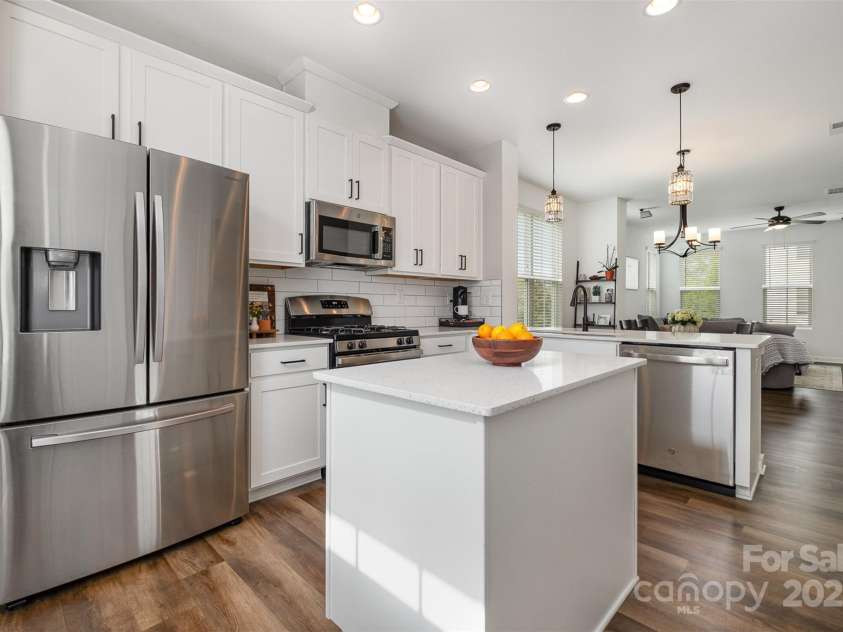 791 Seigle Point Drive, Charlotte, NC 28204.  MLS# CAR4243116, YatesRealty ID 21182. All stainless steel appliances convey