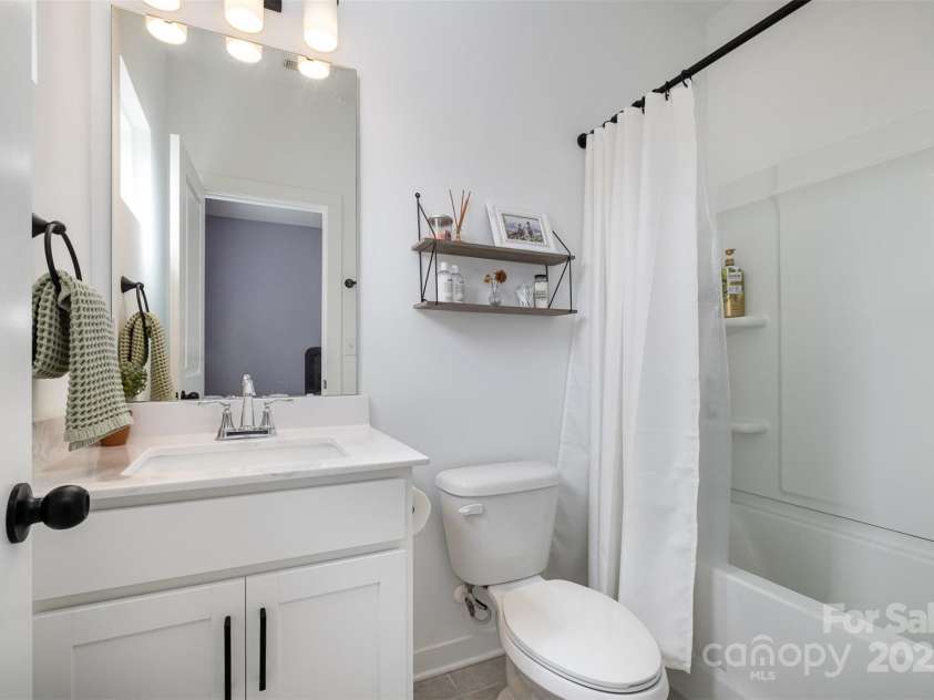 791 Seigle Point Drive, Charlotte, NC 28204.  MLS# CAR4243116, YatesRealty ID 21182. Ensuite bath