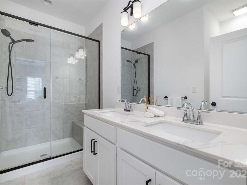 791 Seigle Point Drive, Charlotte, NC 28204.  MLS# CAR4243116, YatesRealty ID 21182. Primary ensuite bath