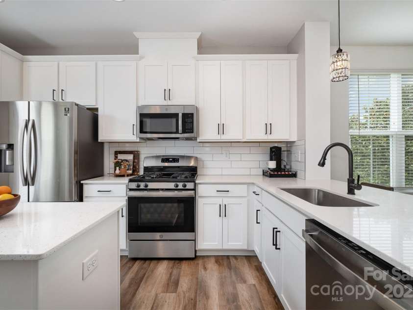 791 Seigle Point Drive, Charlotte, NC 28204.  MLS# CAR4243116, YatesRealty ID 21182. Quartz counters throughout the kitchen
