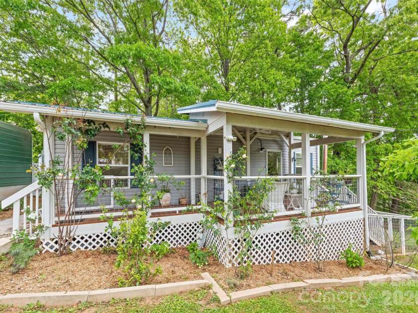 17 King Drive, Leicester, NC 28748.  MLS# CAR4377275, YatesRealty ID 21183. 
