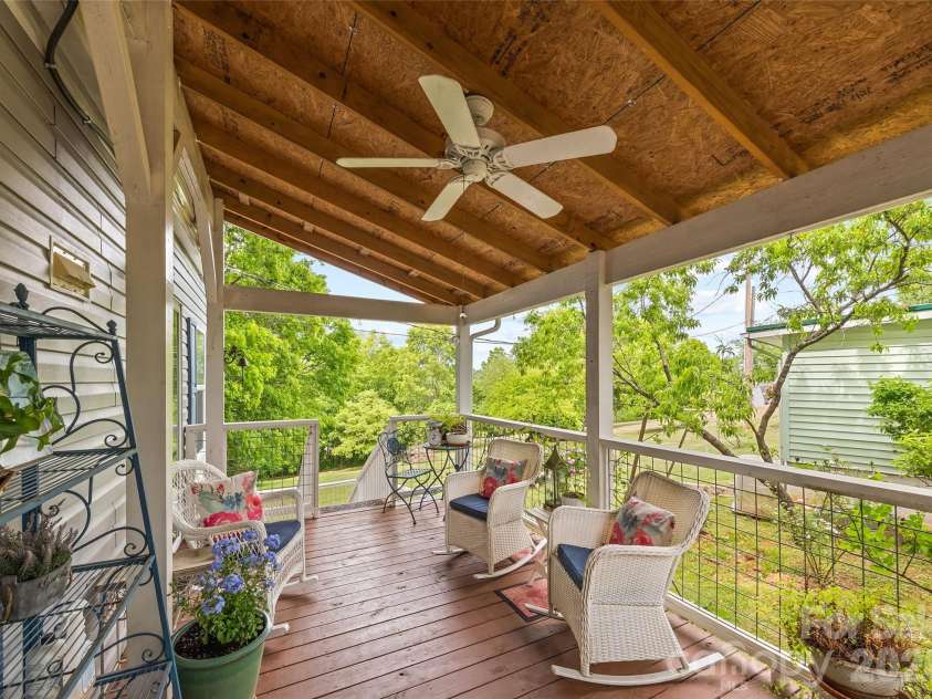 17 King Drive, Leicester, NC 28748.  MLS# CAR4377275, YatesRealty ID 21183. 
