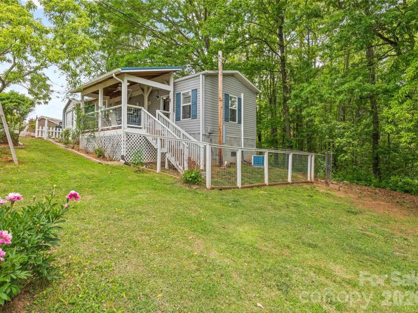 17 King Drive, Leicester, NC 28748.  MLS# CAR4377275, YatesRealty ID 21183. 
