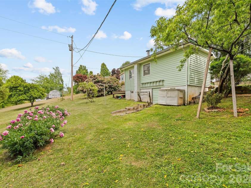 17 King Drive, Leicester, NC 28748.  MLS# CAR4377275, YatesRealty ID 21183. 