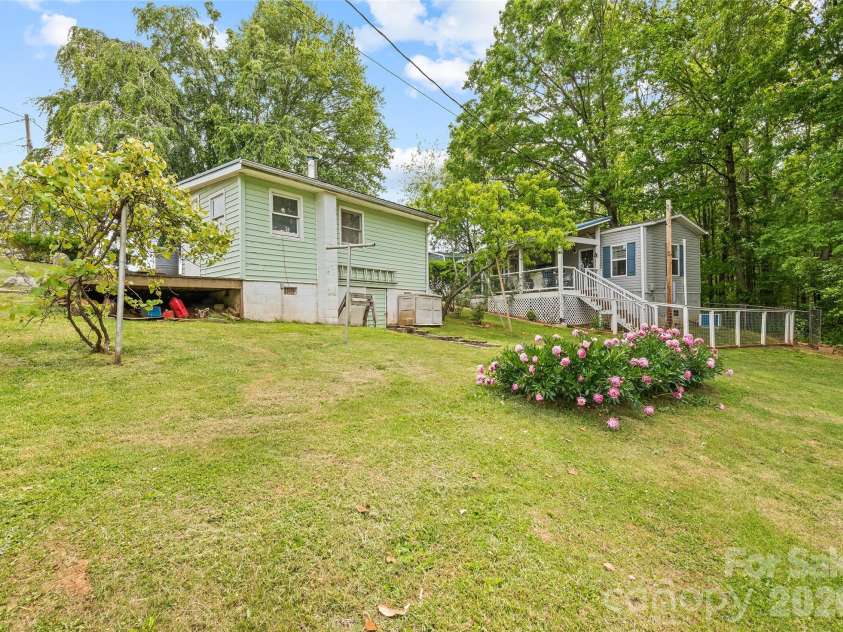 17 King Drive, Leicester, NC 28748.  MLS# CAR4377275, YatesRealty ID 21183. 