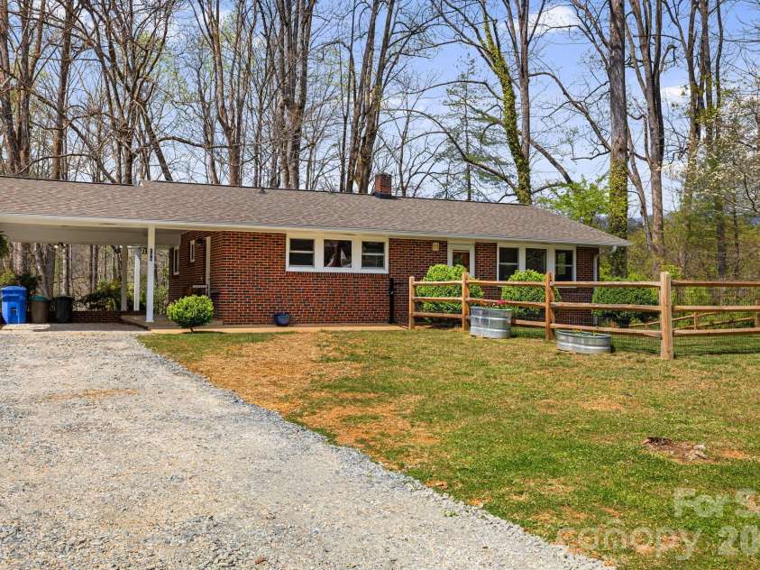 194 Carolina Avenue, Brevard, NC 28712.  MLS# CAR4366437, YatesRealty ID 21184. 