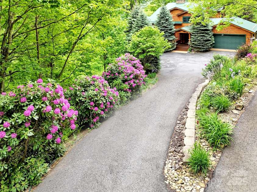 421 Ramp Patch Lane, Waynesville, NC 28786.  MLS# CAR4257466, YatesRealty ID 21184. Gorgeous Drive into the Property