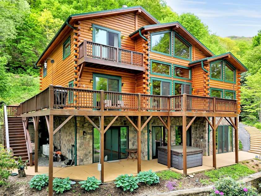 421 Ramp Patch Lane, Waynesville, NC 28786.  MLS# CAR4257466, YatesRealty ID 21184. Meticulously Maintained & has a Hot Tub & Generator