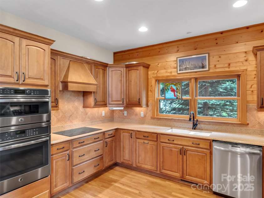 421 Ramp Patch Lane, Waynesville, NC 28786.  MLS# CAR4257466, YatesRealty ID 21184. Spacious Kitchen