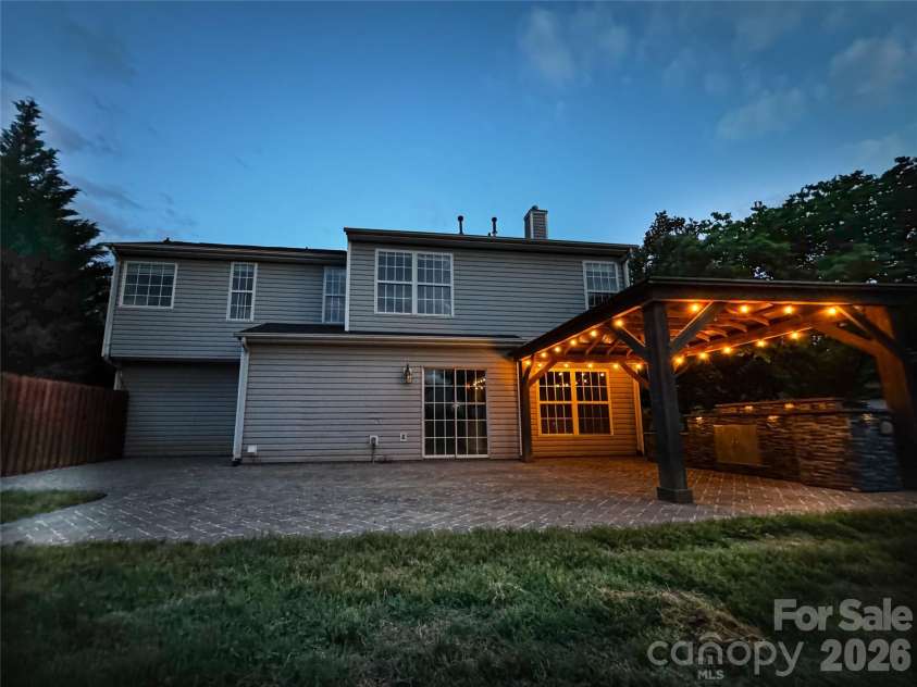 9213 Chastain Walk Drive, Charlotte, NC 28216.  MLS# CAR4373984, YatesRealty ID 21185. 