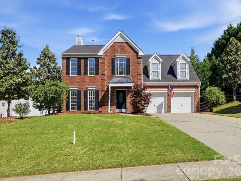 9213 Chastain Walk Drive, Charlotte, NC 28216.  MLS# CAR4373984, YatesRealty ID 21185. 