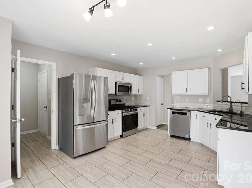 9213 Chastain Walk Drive, Charlotte, NC 28216.  MLS# CAR4373984, YatesRealty ID 21185. 