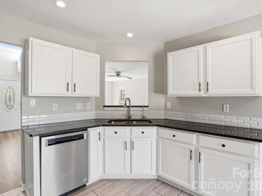 9213 Chastain Walk Drive, Charlotte, NC 28216.  MLS# CAR4373984, YatesRealty ID 21185. 