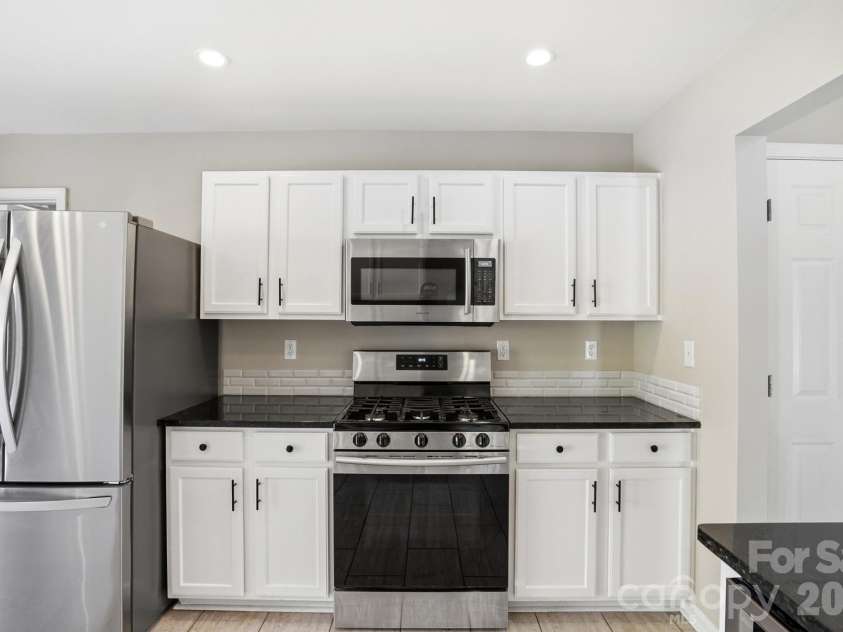 9213 Chastain Walk Drive, Charlotte, NC 28216.  MLS# CAR4373984, YatesRealty ID 21185. 