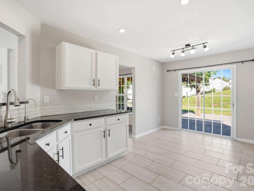 9213 Chastain Walk Drive, Charlotte, NC 28216.  MLS# CAR4373984, YatesRealty ID 21185. 