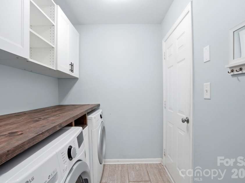 9213 Chastain Walk Drive, Charlotte, NC 28216.  MLS# CAR4373984, YatesRealty ID 21185. 