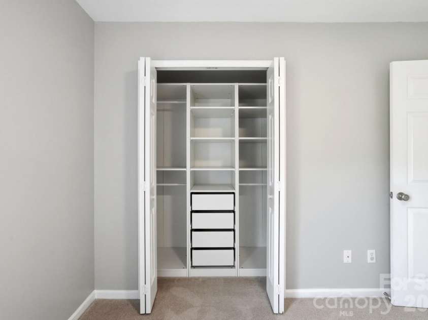 9213 Chastain Walk Drive, Charlotte, NC 28216.  MLS# CAR4373984, YatesRealty ID 21185. 