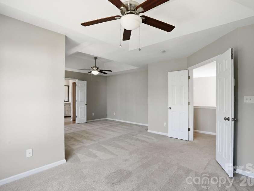 9213 Chastain Walk Drive, Charlotte, NC 28216.  MLS# CAR4373984, YatesRealty ID 21185. 