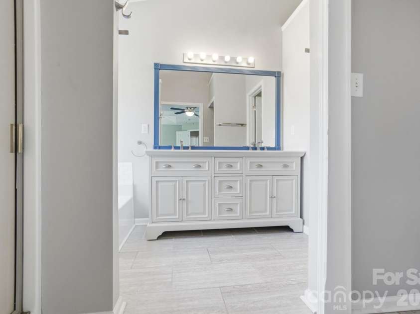 9213 Chastain Walk Drive, Charlotte, NC 28216.  MLS# CAR4373984, YatesRealty ID 21185. 