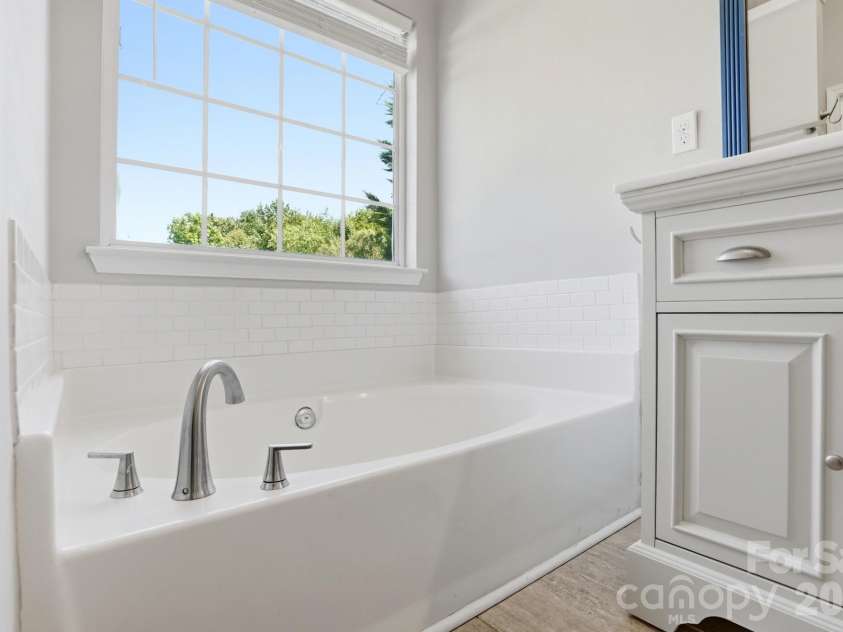 9213 Chastain Walk Drive, Charlotte, NC 28216.  MLS# CAR4373984, YatesRealty ID 21185. 
